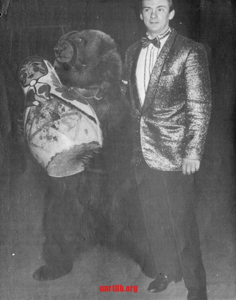 Дресирувальник Борис Іванов і його вихованець ведмідь Стьопа. 1988 рік