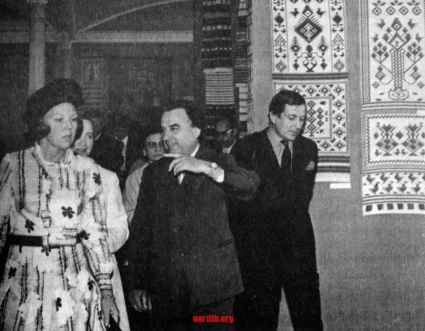 Принцеса Нідерландів Беатрікс і мистецтвознавець Василь Нагай в експозиції київського Музею декоративного мистецтва. 1973 рік.